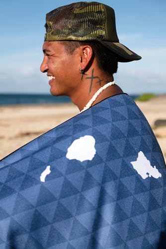 Anywhere Towel - Reversible Quick Drying Absorbent Compact Microfiber (Hawaiian Flag (Ka Hae Hawai'i)) - color: Hawaiian Flag (Ka Hae Hawai'i)