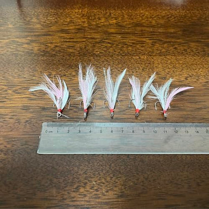 20Pcs Treble Fishing Hooks with Feather Size Stainless Steel Barbed Sharp Triple Fishhook with Box for Saltwater Freshwater - color: 20pcs-Pink White Feather, size: 6#